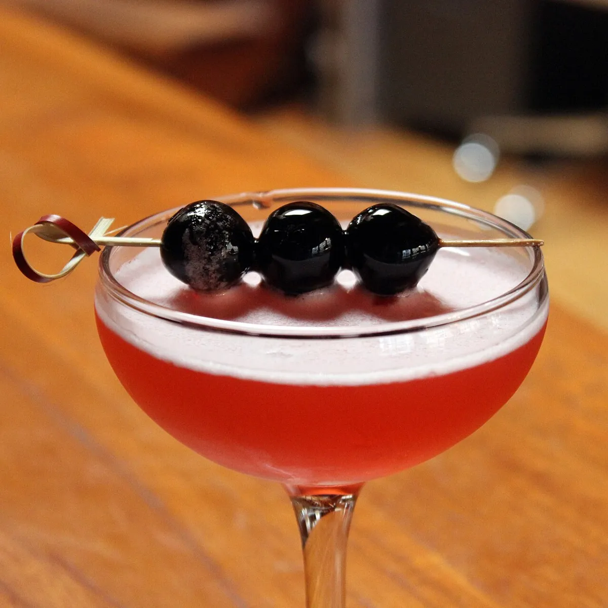 Cocktail au rhum garni de cerises