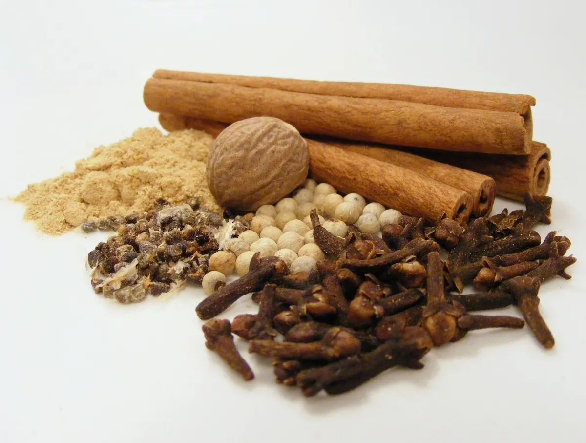 Cannelle, muscade et clous de girofle