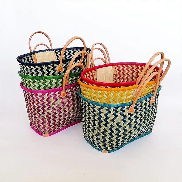 Paniers multicolores en raphia sur fond clair