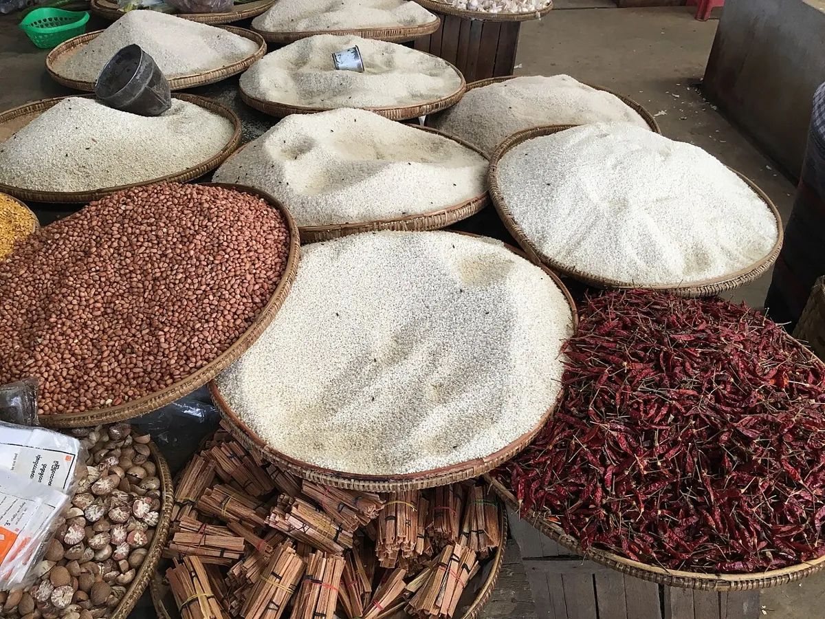 Épices présentées en coupelles sur un marché