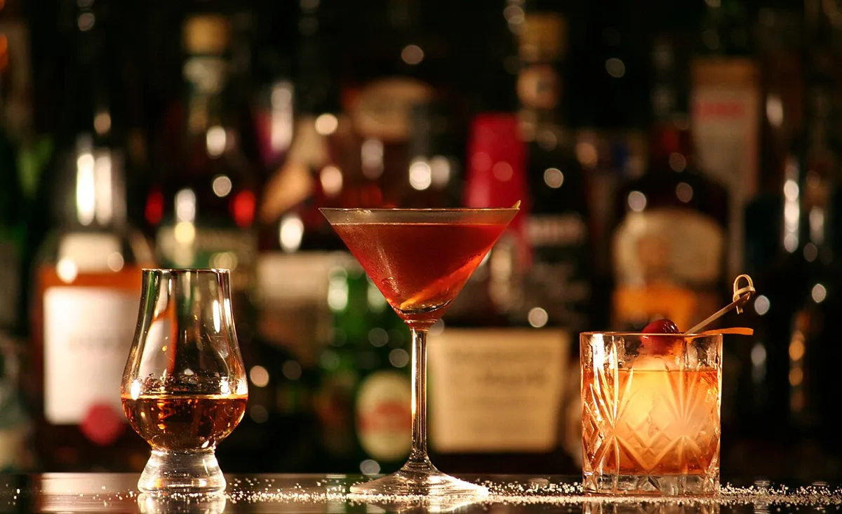 Verres de rhum et cocktail au bar
